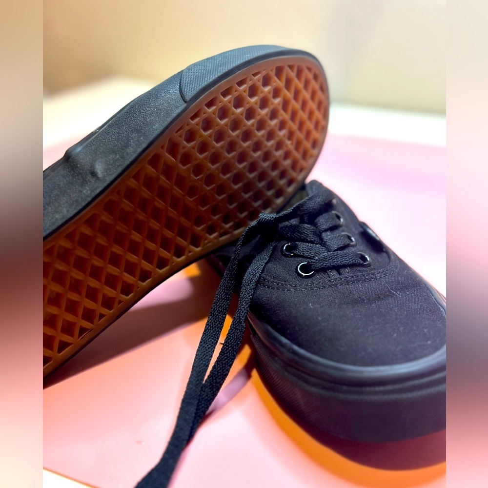 VANS - Womens 7.5 / Men’s 6